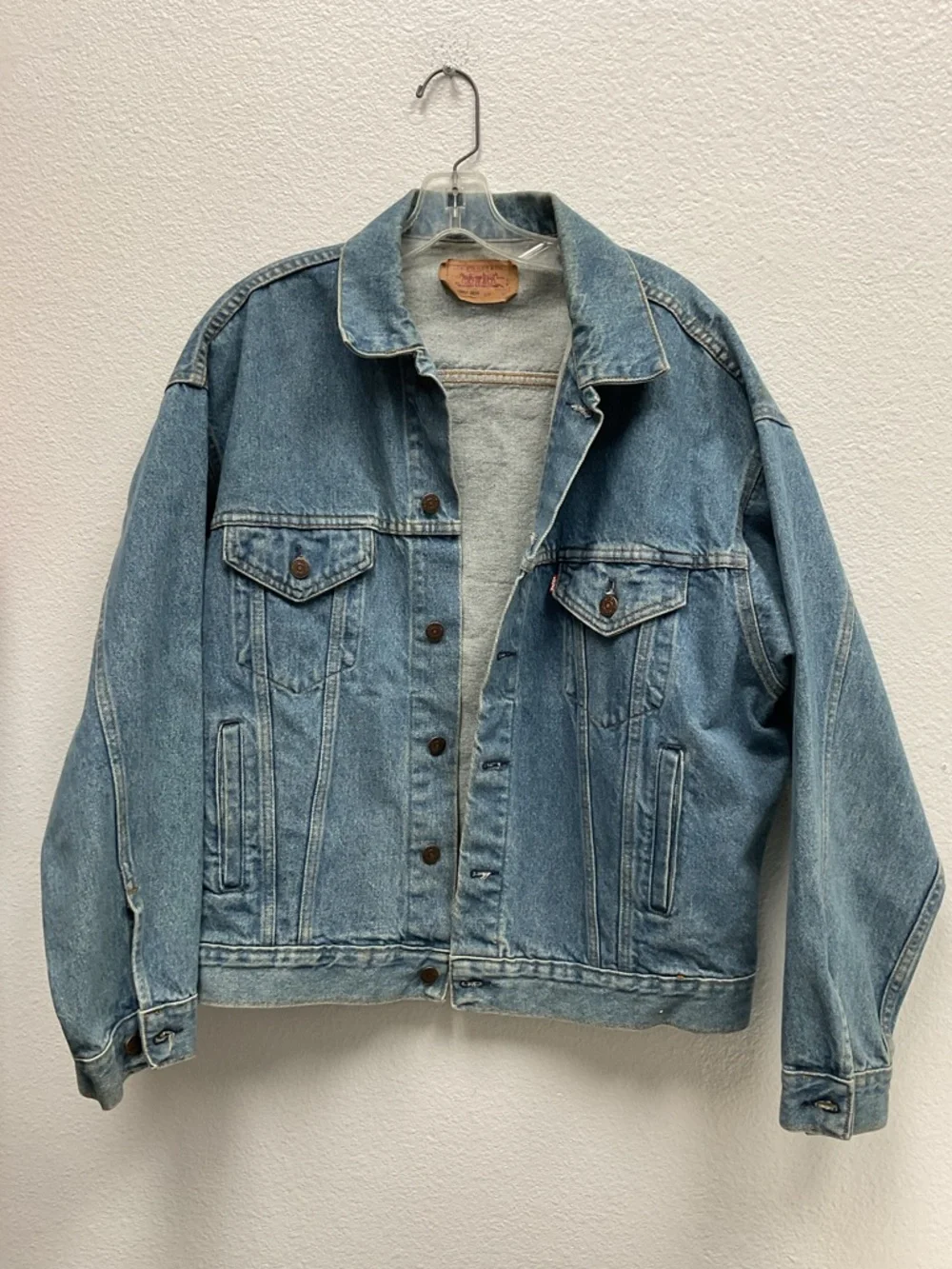 Vintage Levi’s Denim Trucker Jacket USA Made Size L Distressed 70507 Light Wash - Picture 1 of 9